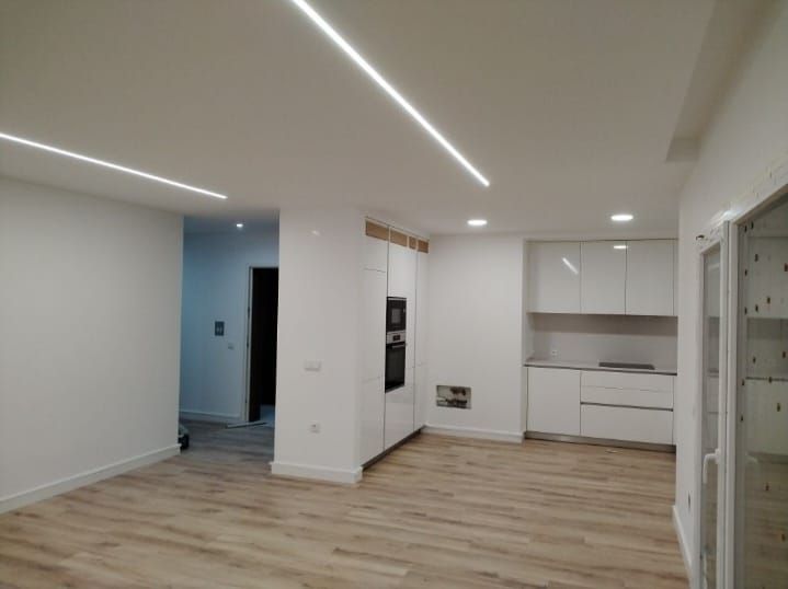Cozinha moderna, Alcochete — Interior + LED (obra da Carlos Roque Pinturas)