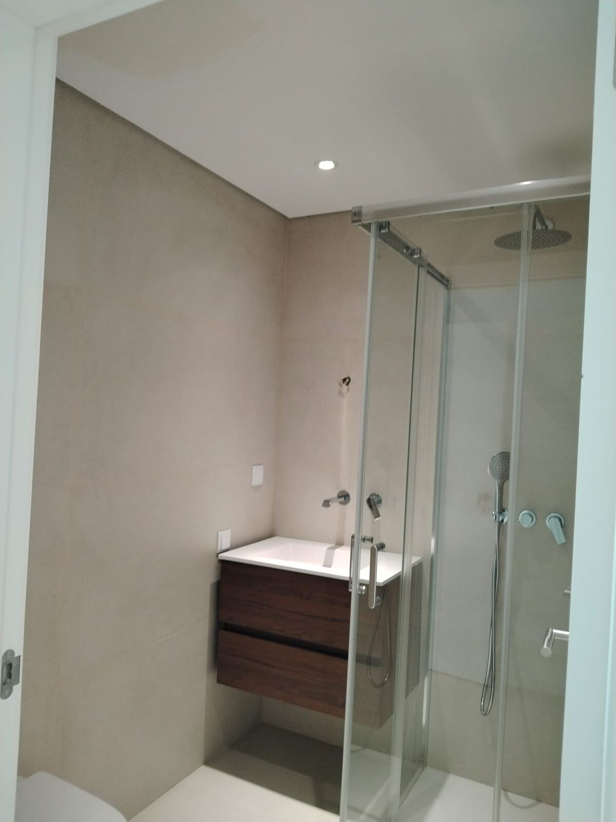 Casa de banho limpa e pronta a utilizar