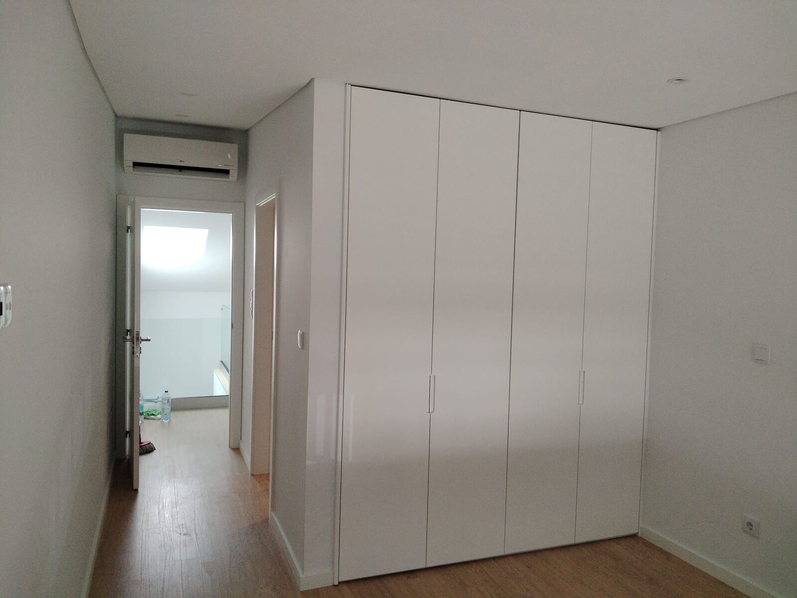 Quarto com roupeiro limpo após obra