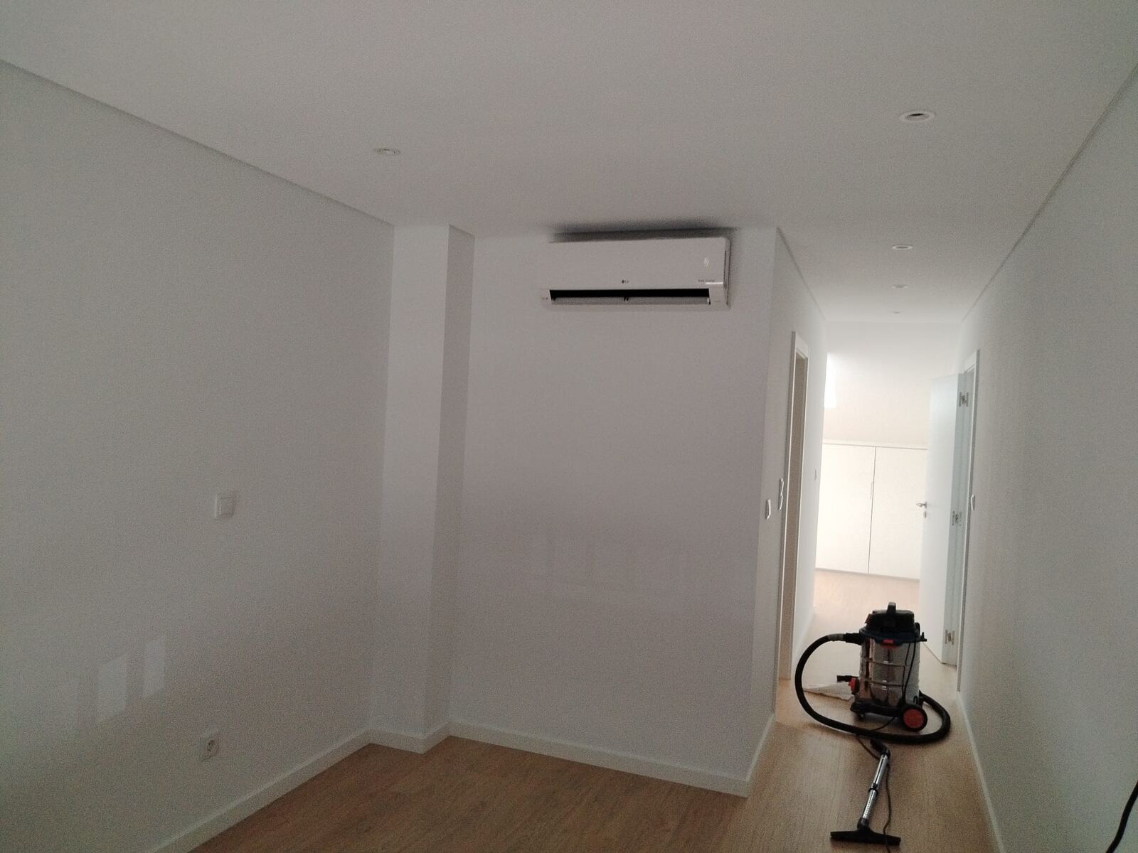 Limpeza pós-obra em curso com aspirador industrial