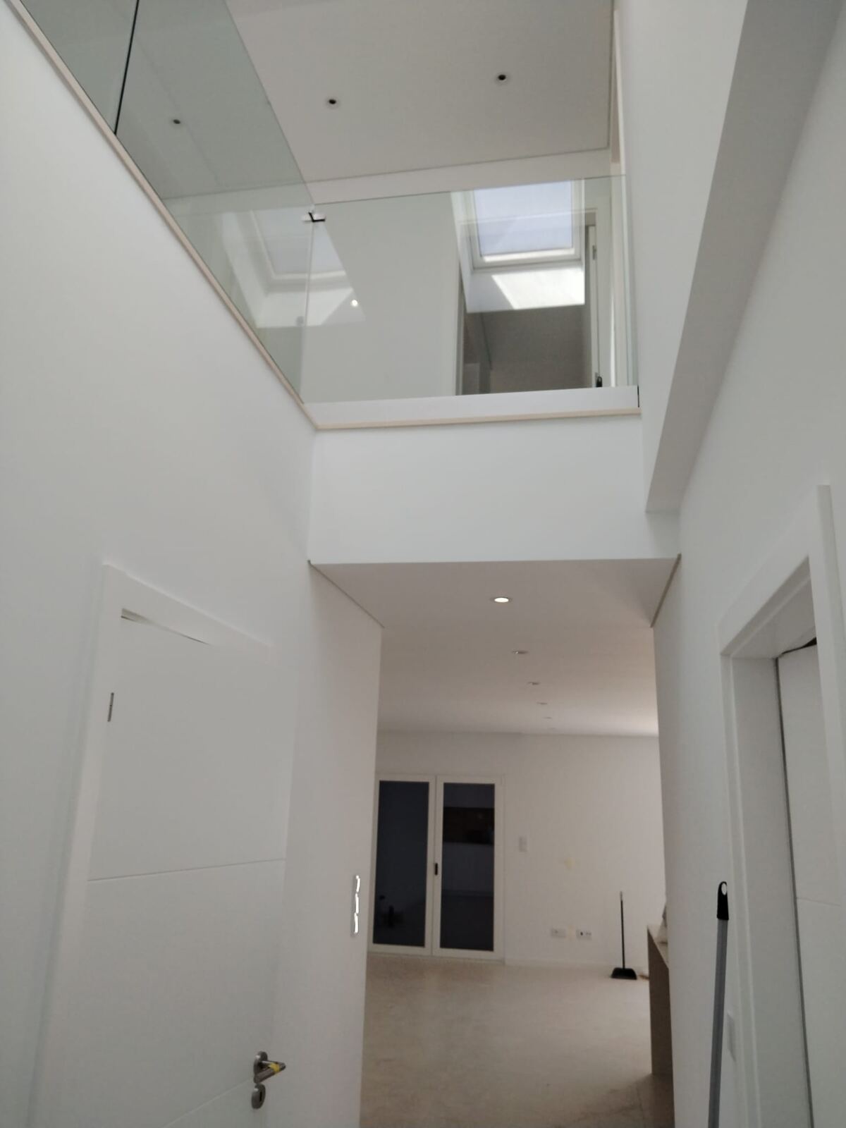 Hall com claraboia limpo após obra