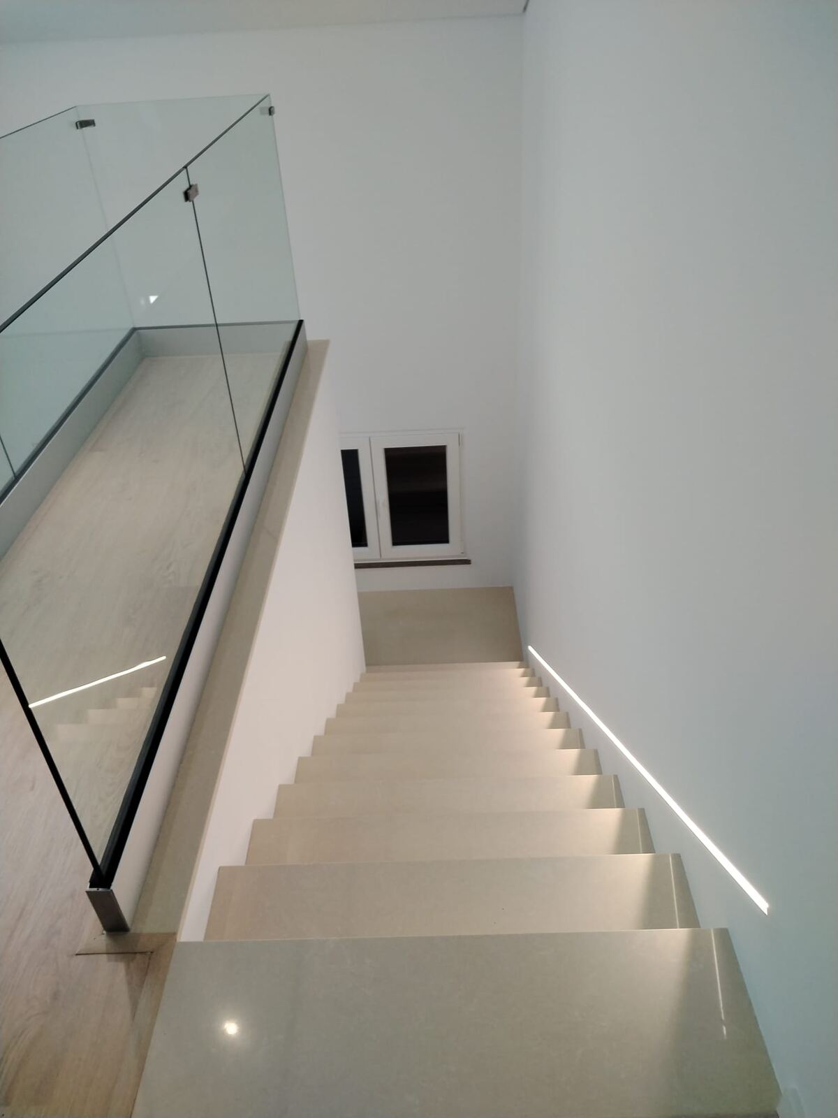 Escadas com iluminação LED limpas